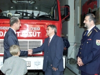 A polgrmester tadja a lakatanyt az TE elnknek