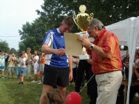 A foci gyztes csapatnak kapitnya tveszi a djat