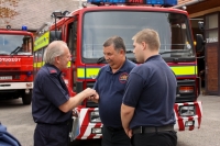 Stuart West tadja a Volvo kulcst Dr Bende Pter -nek