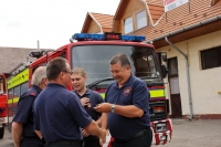 Dr. Bende Pter tadja a Volvo kulcst Nyers Istvn TE elnk rnak